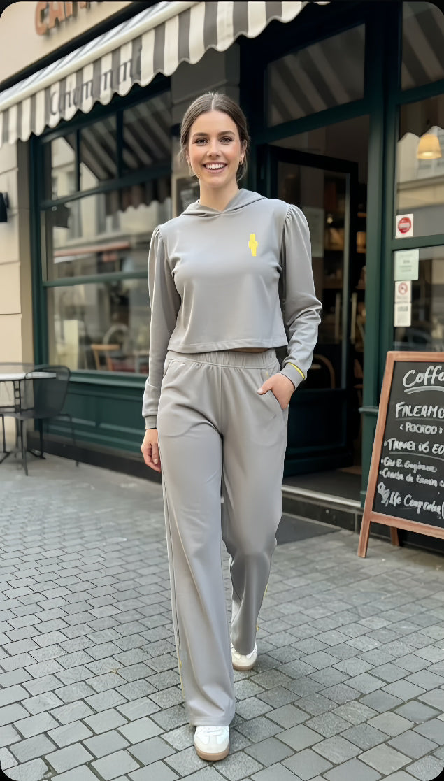 Mujer usando conjunto After Duo para pádel